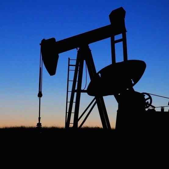 Precios del petróleo suben por posibles nuevos recortes productivos