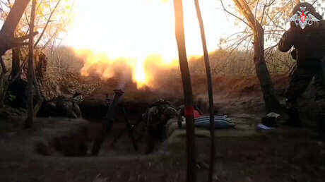 Artilleros rusos destruyen un puesto fortificado enemigo