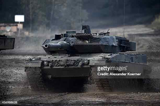 Fuerzas rusas muestran un tanque Leopard 2A5 capturado en el campo de batalla