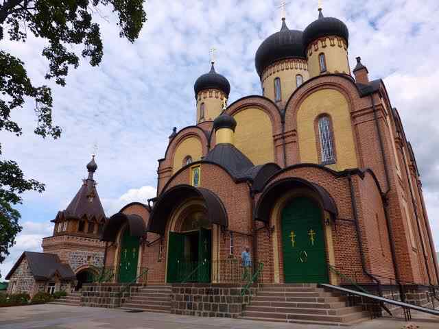 Un país de la Unión Europea busca cerrar monasterios cristianos ortodoxos por vínculos con Moscú