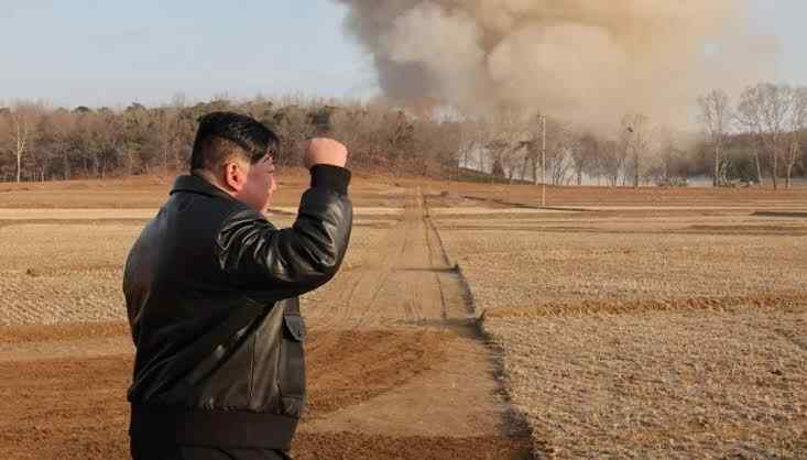 Kim Jong-un asiste a la prueba de un proyectil de 240 mm de un lanzacohetes múltiple