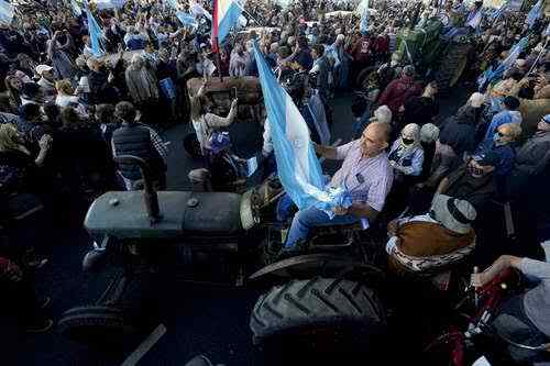 Productores argentinos realizan un masivo tractorazo contra las medidas del Gobierno