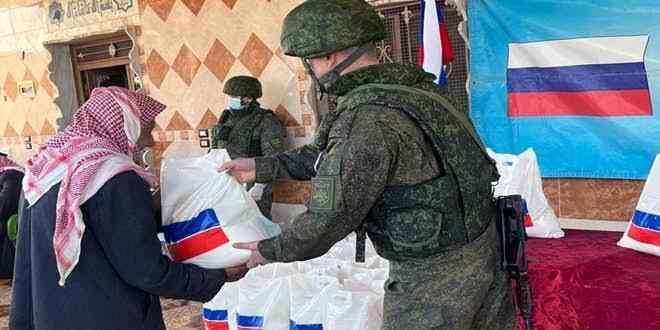 Los militares rusos continúan entregando ayuda humanitaria en Siria