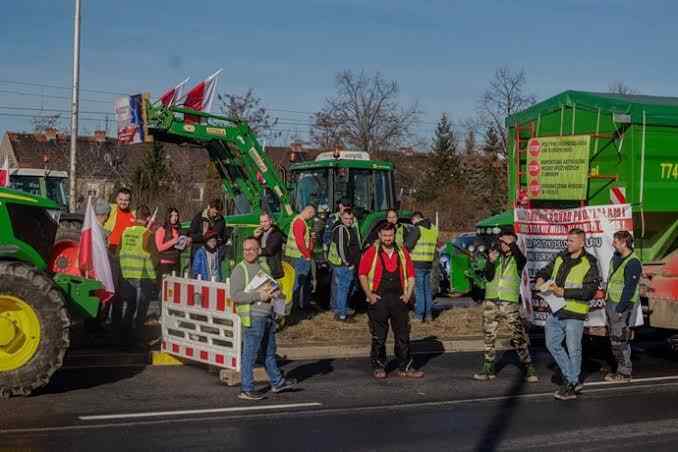 Agricultores suspenden la entrada de camiones ucranianos a Polonia