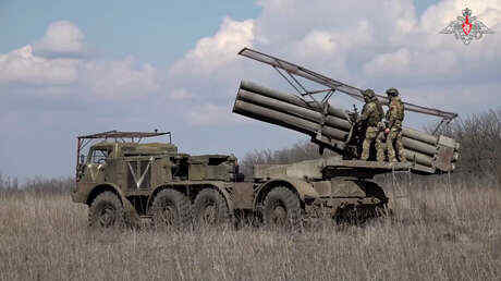Lanzacohetes rusos incendian posiciones ucranianas