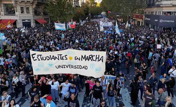 ¿La ciencia en peligro? Alertan sobre los riesgos de la 'Ley Bases' de Milei en Argentina