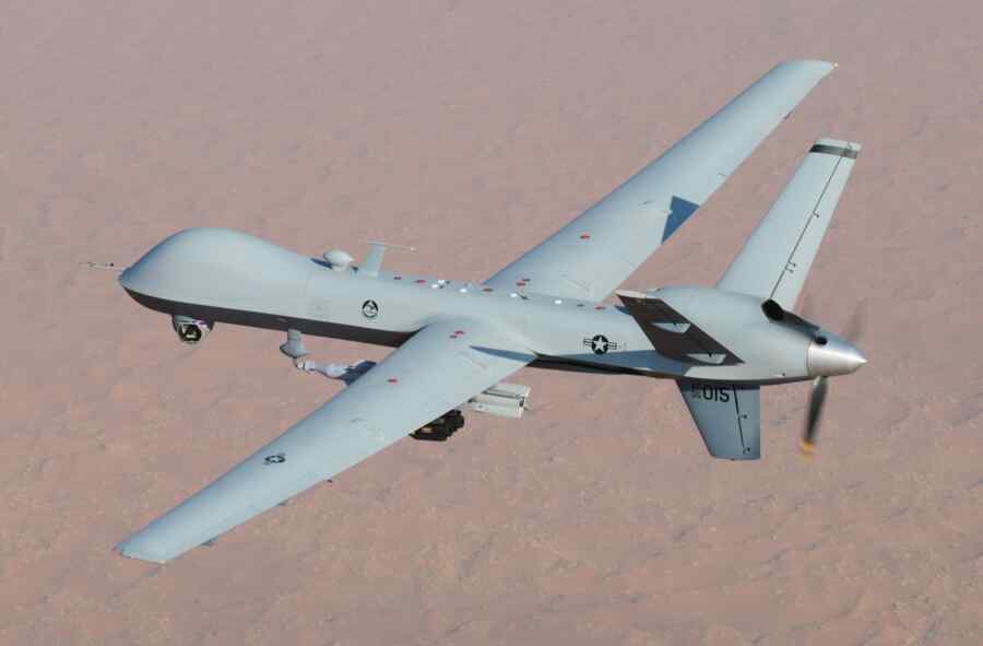 Los hutíes muestran los restos de un dron MQ-9 Reaper de Estados Unidos que derribaron