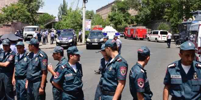 Policía armenia cierra entrada en una aldea fronteriza con Azerbaiyán