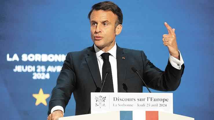 Emmanuel Macron, intenta mantener su fachada de tipo duro en política