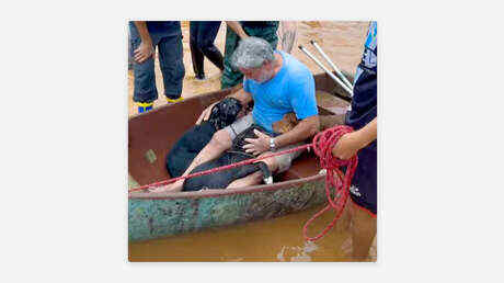 Un hombre rompe a llorar tras el rescate de sus perros en las inundaciones de Brasil