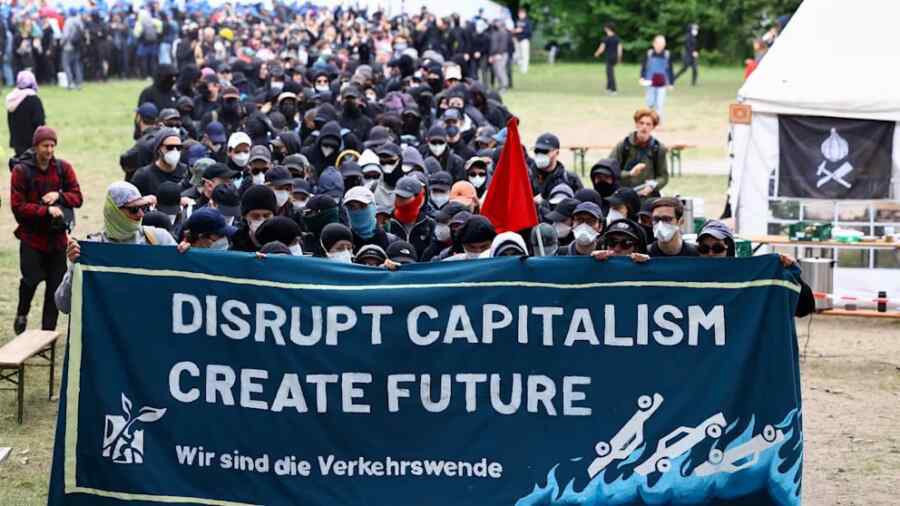 Activistas intentan irrumpir en una fábrica de Tesla cerca de Berlín